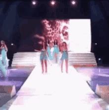 Catwalk Fail GIFs | Tenor