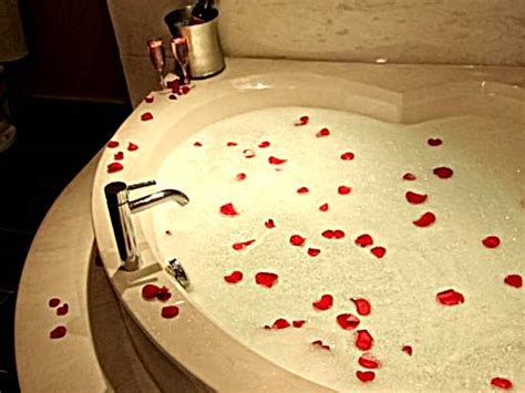 16 Hotel Rooms with Jacuzzi in Edmonton - Anna's Guide 2024