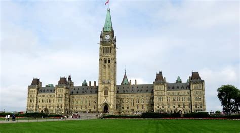 Peace Tower at Parliament Hill Ottawa Canada - Free Tour : Solo Trips And Tips