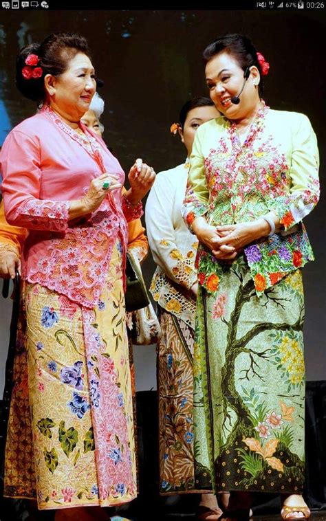 Peranakan ladies at Lasem in 2024 | Batik kebaya, National clothes, Kebaya