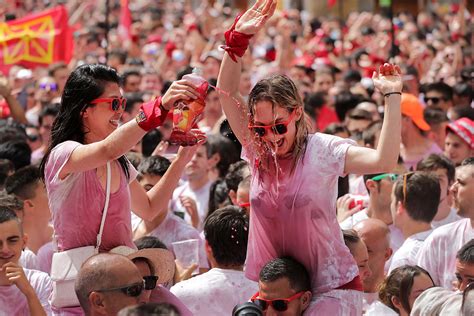 Pamplona's 2017 San Fermin bull running festival kicks off with huge wine-soaked party | IBTimes UK