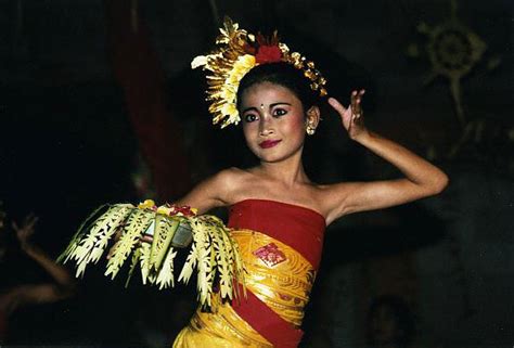 Tari Pendet (Pendet Dance) | INDONESIAN CULTURES, FOOD AND TOURISM