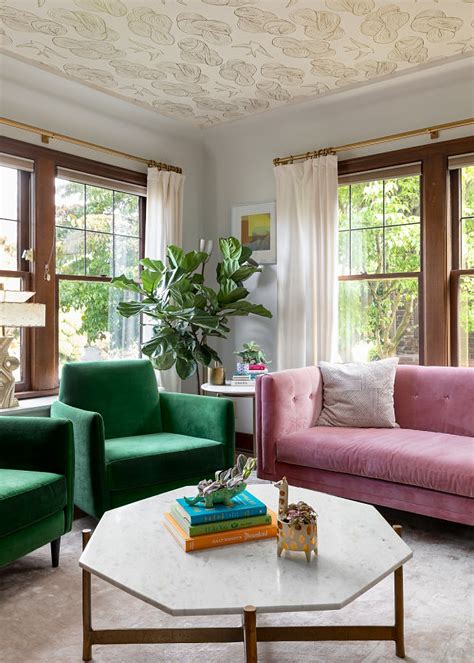 Embrace the Best of Both Worlds with a Pink and Green Living Room