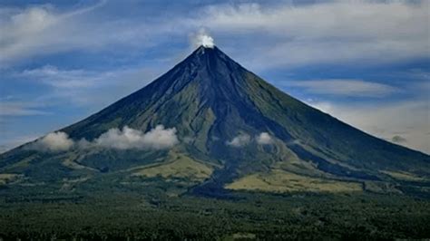 UPDATE | Kondisyon ng Bulkang Mayon, nasa moderate level pa rin ...