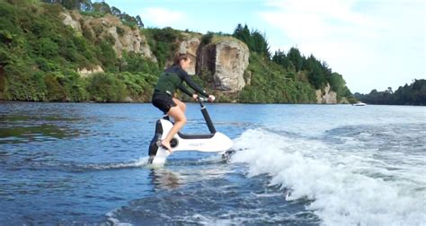 New electric hydrofoil bike helps you fly above the waves with a 400 W motor | Electrek