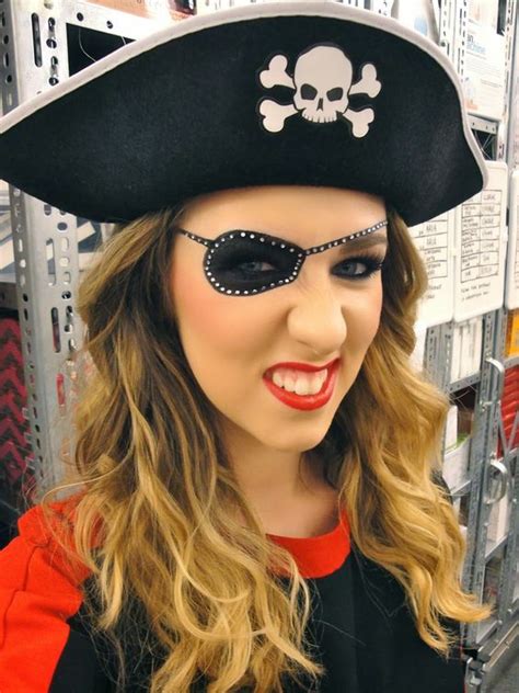 Punk & Sexy Glamorous Looking Pirate Halloween Makeup Ideas