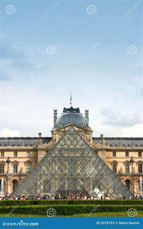 Louvre Museum entrance editorial stock photo. Image of vertical - 5318753