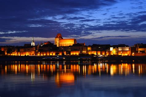File:Toruń - Old Town by night 01.jpg - Wikimedia Commons