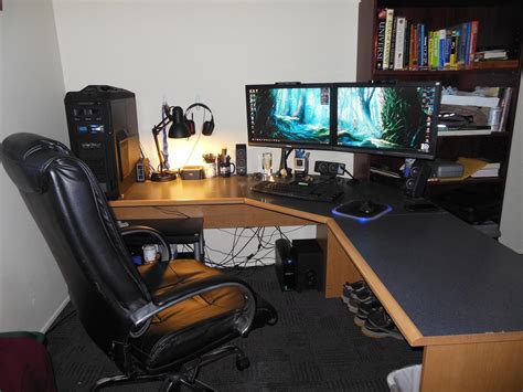 My updated battlestation with my new used desk : battlestations