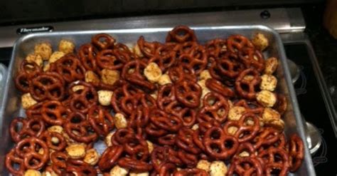 Skinny Chick Tips and Recipes: Holiday Pretzel Snack Mix