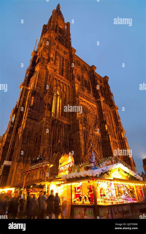 Christmas market in front of strasbourg cathedral hi-res stock ...