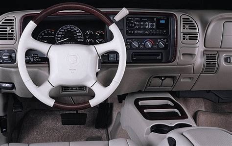 2000 Cadillac Escalade Pictures - 18 Photos | Edmunds