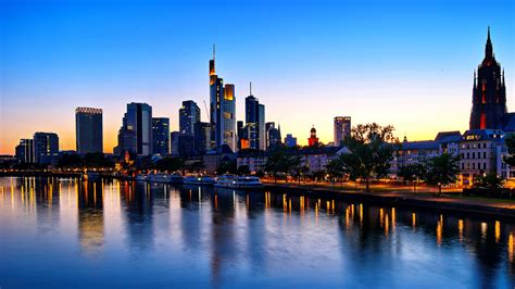 Skyline Frankfurt am Main in der blauen Stunde am Abend Foto & Bild ...