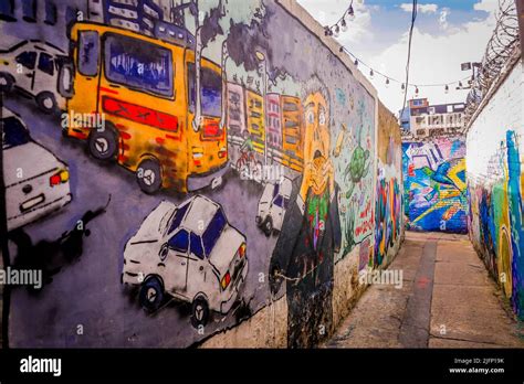 Wand mit Graffiti in La Candelaria in Bogota, Kolumbien Stock Photo - Alamy