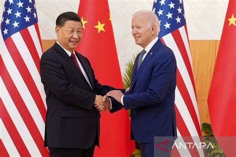 Jabat tangan erat Presiden AS Joe Biden dan Presiden China Xi Jinping di KTT G20 Bali