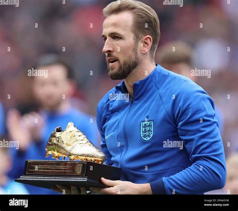 Harry Kane of England poses with their Golden Boot trophy during UEFA ...