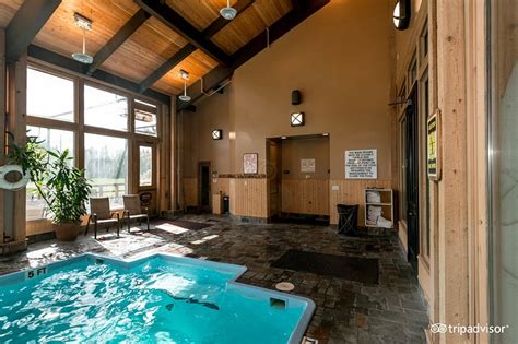 Grouse Mountain Lodge Pool: Pictures & Reviews - Tripadvisor