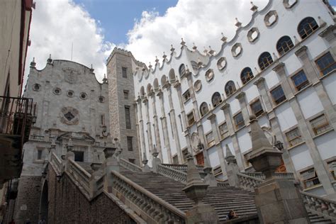 UNIVERSIDAD DE GUANAJUATO Fue hospicio en 1732 y en 1744 adquirió el rango de colegio. Gto ...