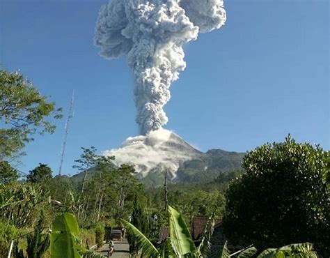 Gunung Merapi kembali meletus setinggi 6.000 meter pagi ini