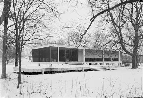 File:Mies van der Rohe photo Farnsworth House Plano USA 1.jpg ...