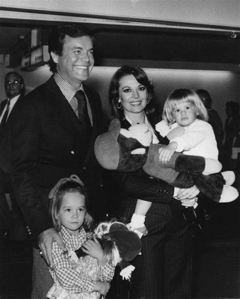 The Wagners Family at the airport - Robert Wagner and Natalie Wood ...