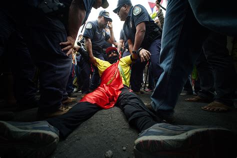 Mauna Kea Protesters Arrested as TMT Tries to Resume Construction - Honolulu Civil Beat