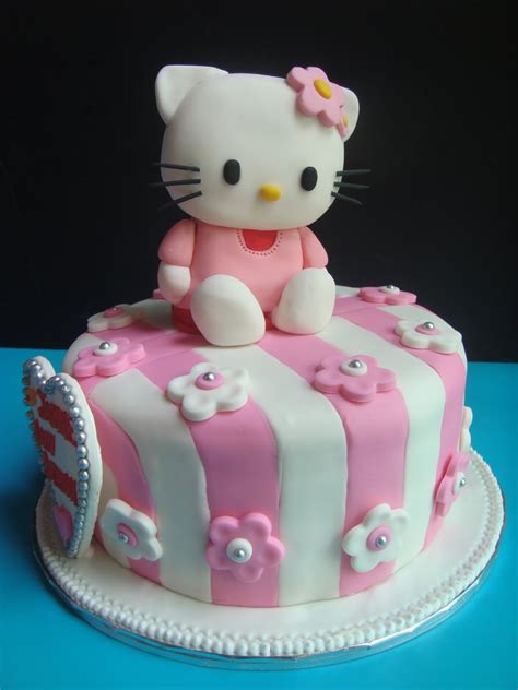 Yummy Baking: Hello Kitty Fondant Cake (D2)