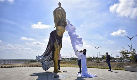 Barranquilla rinde tributo a Shakira con una estatua de la cantante en el Gran Malecón