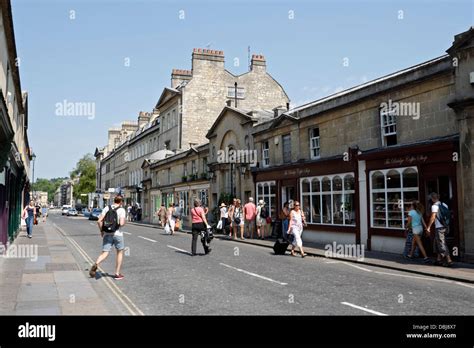 Shops and people on Pulteney Bridge in Bath Stock Photo - Alamy