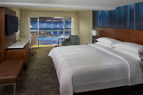 Rogers Centre Hotel Room - Accommodations | Toronto Marriott City ...