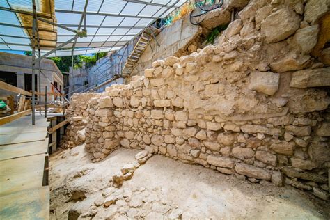 Ancient City Wall Discovered in Jerusalem - BiblePlaces.com