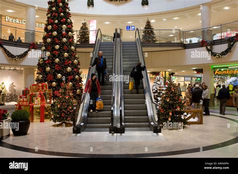 Customers doing their christmas shopping in the mall, Neu Isenburg ...