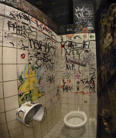 Toilet Graffiti - 16 Pics | Curious, Funny Photos / Pictures