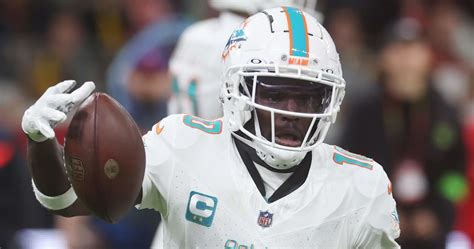 Dolphins' Tyreek Hill Says Hand Injury Is 'Fine,' Jokes He Can't Play ...