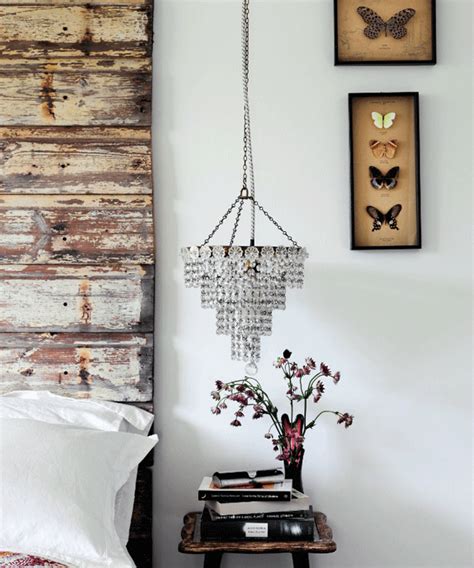 decor high low | rustic headboard + classic chandelier #decor #hi-lo #highlow #bedroom #quartos ...