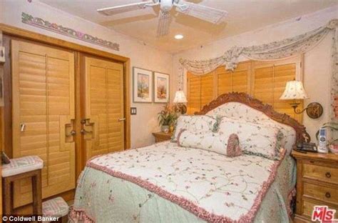 Dolly Parton puts her bizarre $1.4m Hollywood home on the market ...