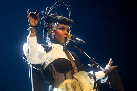 Lauryn Hill Addresses Her Lateness at Los Angeles Show