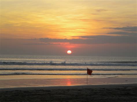 Foto-foto Perjalanan: Sunset di Pantai Kuta & Legian