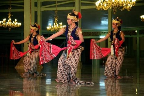 Tari serimpi : Busana, Musik, Macam-Macam, Gambar dan Penjelasan