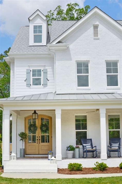 Beautiful Farmhouse Exterior Paint Colors Ideas 13 - HOMYHOMEE