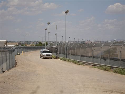 File:US-Mexico border fence.jpg - Wikipedia, the free encyclopedia