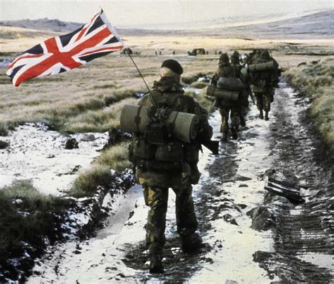 Falklands War: Royal Marines in UK honor commando units that yomped 56 miles across the Islands ...