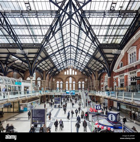 Liverpool Street Station Interior Stock Photo - Alamy