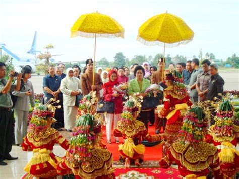 [Lengkap] Tari Sekapur Sirih: Sejarah, Fungsi, Pola Lantai, Busana + Video