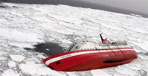 Icy Rescue as Seas Claim a Cruise Ship - The New York Times