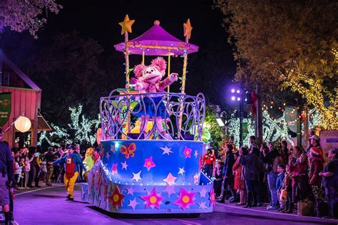 SeaWorld Orlando unveils 'Christmas Celebration' and holiday events to close out the year ...