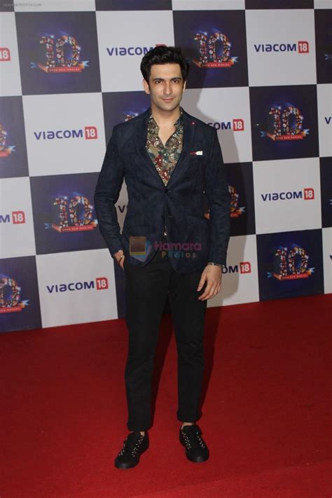 Nandish Sandhu at The Red Carpet Of Viacom18 10yrs Anniversary on 17th Nov 2017 / Nandish Sandhu ...