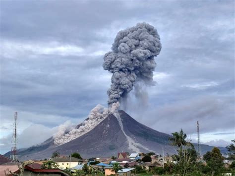 ¡Impactante! Mega explosión del volcán Sinabung – No Me Censures