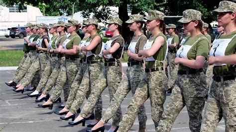 Streit um hochhackige Uniform: Ukraine lässt Soldatinnen in High-Heels ...