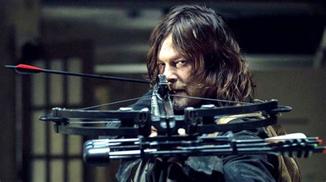 The Walking Dead : Norman Reedus a 9 arbalètes chez lui ! | Premiere.fr